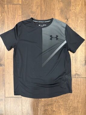 YLG Under Armour Short-Sleeve Performance -Loose fit